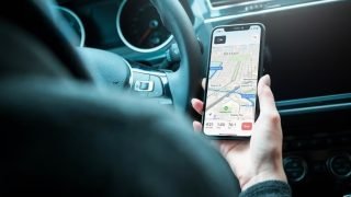 إجراءات حازمة ضد سائقين يستخدمون تطبيقات النقل الذكية