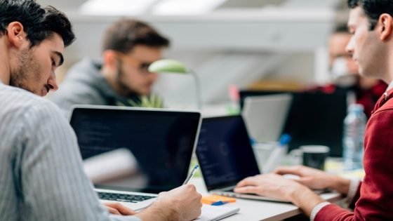 الثقافة الرقمية في المغرب: فرص التواصل وتحديات العزلة والمعلومات الزائفة