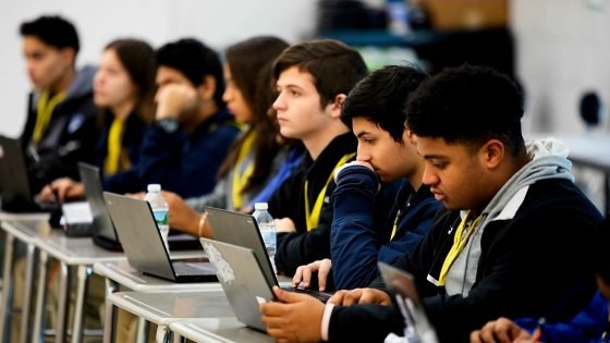 الفجوة بين الأجيال: هل التكنولوجيا سبب أم نتيجة؟