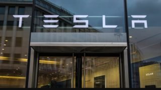 تخريب يستهدف معارض تسلا في أوريغون الأمريكية وسط الاحتجاجات ضد إيلون ماسك