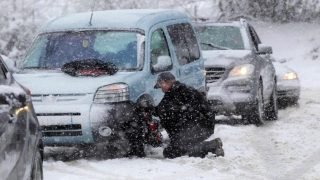 تساقطات ثلجية كثيفة إفران تغلق محاور طرقية بالإقليم