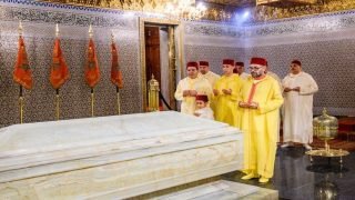 الملك محمد السادس يحيي ذكرى وفاة جده الملك محمد الخامس بزيارة ضريحه