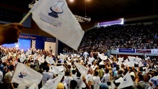 العدالة والتنمية بين الندوة والمؤتمر: محاولة استعادة موقع داخل مشهد متغيّر