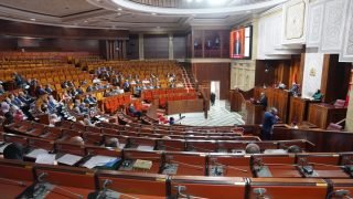 الفريق الاشتراكي يعلن توقيف التنسيق حول ملتمس الرقابة ويحمّل مكونات المعارضة مسؤولية تعثر المبادرة