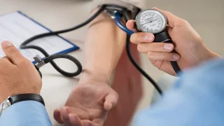 دراسة حديثة : السيطرة المتكاملة على عوامل الخطر تخفض خطر الوفاة المبكرة لدى مرضى إرتفاع ضغط الدم