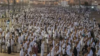 الحجاج يغادرون مشعر عرفات متوجهين إلى مزدلفة لأداء مناسك الحج