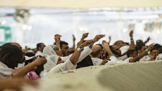 في أول أيام التشريق.. حجاج بيت الله الحرام يواصلون رمي الجمرات