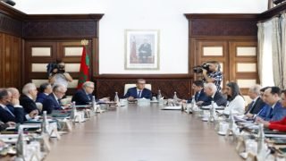 مجلس الحكومة يصادق على مشاريع قوانين اجتماعية ويستعرض حصيلة عملية مرحبا