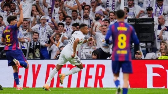 ريال مدريد يكسر عقدة الكلاسيكو ويهزم برشلونة 2-1 في قمة الدوري الإسباني