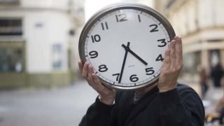 استطلاع: 43% من المغاربة يرفضون الساعة الإضافية