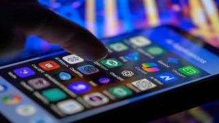 ماليزيا تتجه لحظر وسائل التواصل الاجتماعي لمن هم دون 16 عاما بدءا من 2026