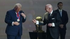 ترامب يتسلم أول جائزة سلام من فيفا خلال قرعة مونديال 2026