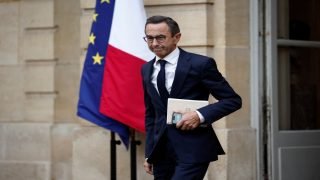 وزير فرنسي سابق يصف النظام الجزائري بأنه يعيش عزلة غير مسبوقة