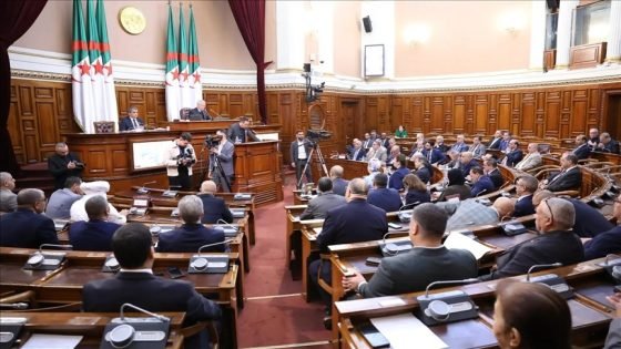 البرلمان الجزائري يناقش قانونًا يصف الاستعمار الفرنسي بـ"جريمة دولة" ويطالب باريس بالاعتذار والتعويض