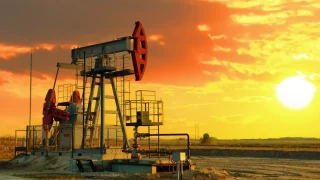 أسعار النفط تتراجع بأكثر من 1% عند التسوية