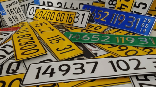 لوحات الترقيم تحت المجهر: لماذا تراجعت وزارة النقل عن قرار أثار الجدل؟